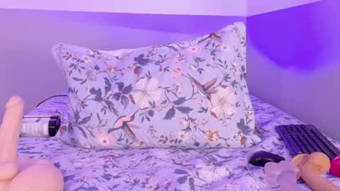 cutepetitee online show from April 14, 2026, 10:16 pm