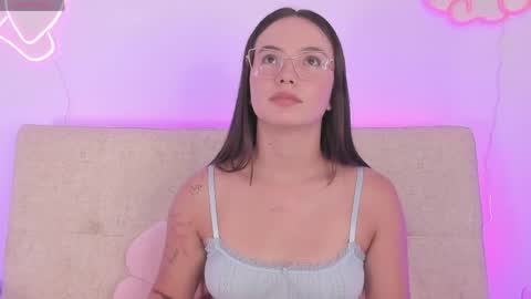 Dafne  online show from May 12, 2026, 4:04 pm