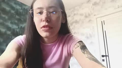 Snapshot of daisydobbin chatting on February 20, 2026, 8:27 am Alla online show from February 20, 2026, 8:27 am