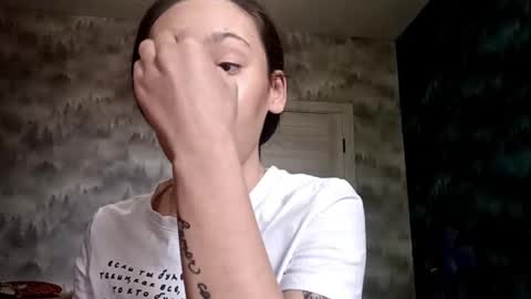 Snapshot of daisydobbin chatting on February 21, 2026, 7:53 am Alla online show from February 21, 2026, 7:53 am