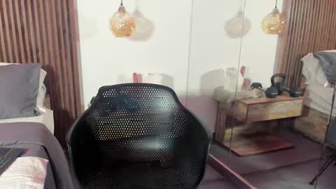 daisylin_mb online show from November 18, 2025, 10:25 pm