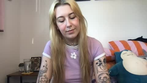 daisymynx online show from April 16, 2026, 1:06 am