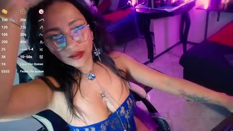 Caroliina online show from February 23, 2026, 10:29 pm