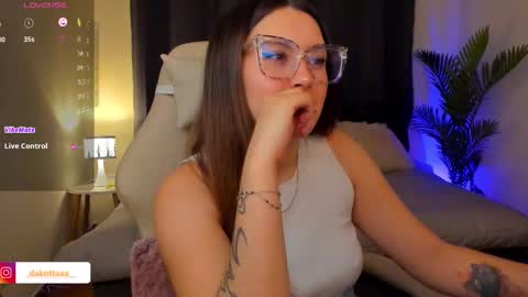 dakottaa__ online show from December 17, 2025, 12:38 am