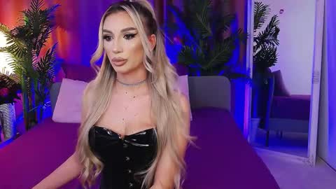 DalidaSelena online show from February 8, 2026, 5:49 pm