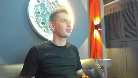 Snapshot of damian__oliver chatting on December 11, 2024, 1:05 am Damian Oliver online show from December 11, 2024, 1:05 am