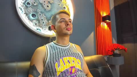 Snapshot of damian__oliver chatting on December 17, 2024, 7:07 am Damian Oliver online show from December 17, 2024, 7:07 am