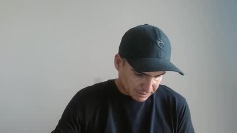 Snapshot of daniel_surfer chatting on December 26, 2024, 12:16 pm Daniel online show from December 26, 2024, 12:16 pm