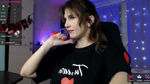 Daniela Cooper online show from November 9, 2025, 2:37 pm