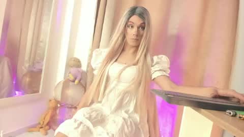 danielamay00 online show from July 12, 2026, 9:44 am