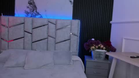 Dani Phonenix online show from November 20, 2025, 7:13 pm