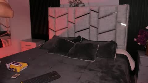 Dani Phonenix online show from December 15, 2025, 7:29 pm