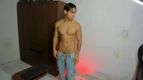 Snapshot of danisus chatting on June 17, 2026, 12:40 pm Danisus online show from June 17, 2026, 12:40 pm