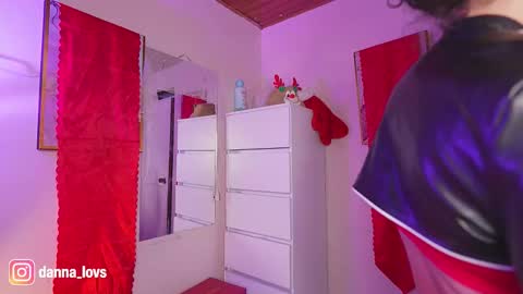 Danna Lovs online show from December 15, 2025, 5:39 pm