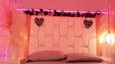 Snapshot of daphne_and_roger chatting on February 25, 2026, 11:09 am daphne_and_roger online show from February 25, 2026, 11:09 am