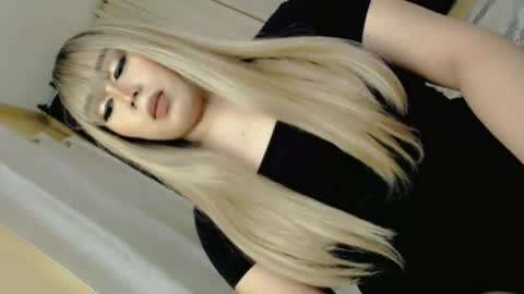 Snapshot of darcy_world chatting on December 5, 2024, 4:12 pm DARCY online show from December 5, 2024, 4:12 pm