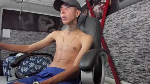 Snapshot of darikson_boy_ chatting on November 10, 2025, 10:53 pm Darikson online show from November 10, 2025, 10:53 pm