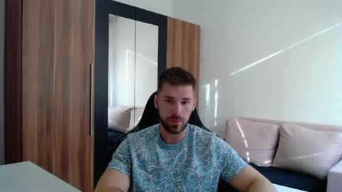 darius_94 online show from April 28, 2026, 5:23 am