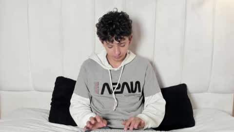 Snapshot of david_roy_ chatting on February 18, 2026, 12:45 pm Roy online show from February 18, 2026, 12:45 pm