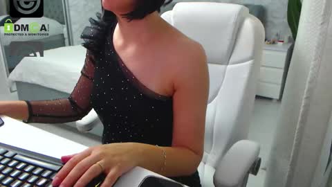 Snapshot of dear_ellisse chatting on October 7, 2025, 8:44 am Elly online show from October 7, 2025, 8:44 am