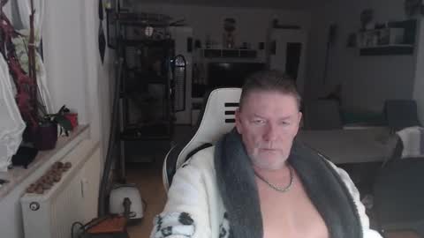 deinprinz2312 online show from November 25, 2025, 6:35 am