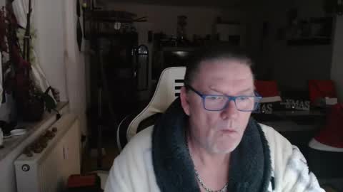 deinprinz2312 online show from December 15, 2025, 4:28 am