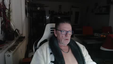 deinprinz2312 online show from December 17, 2025, 3:45 am