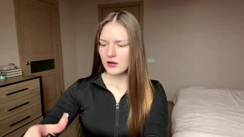 Mila online show from April 3, 2026, 11:41 am