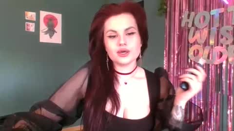 dellacrush_ online show from February 6, 2025, 10:59 am