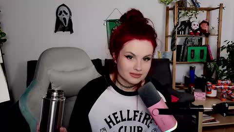 dellacrush_ online show from November 17, 2025, 4:13 pm