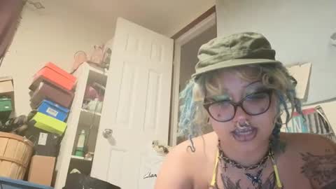 Snapshot of deluxxxeblu chatting on October 21, 2025, 3:40 am TankinBody online show from October 21, 2025, 3:40 am