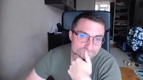 Snapshot of den_lover1 chatting on October 23, 2025, 10:36 am Den online show from October 23, 2025, 10:36 am