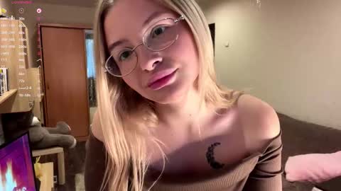 Vi  Victoria online show from November 15, 2025, 1:07 pm