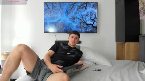 Snapshot of derek_hussain chatting on February 4, 2025, 8:17 pm Derek Hussain online show from February 4, 2025, 8:17 pm