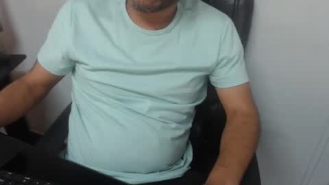 Snapshot of derrik_ chatting on December 14, 2025, 5:18 pm online show from December 14, 2025, 5:18 pm