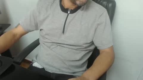 Snapshot of derrik_ chatting on December 18, 2025, 12:44 pm online show from December 18, 2025, 12:44 pm