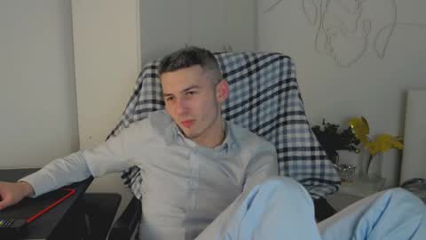 devin_ho online show from February 12, 2025, 1:52 am