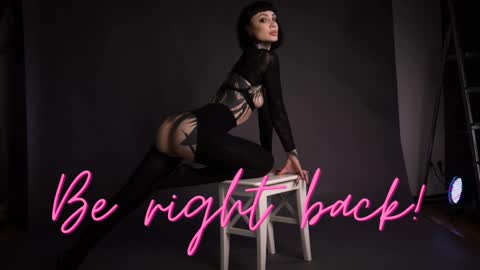 dgtlgrl online show from November 14, 2025, 12:04 pm