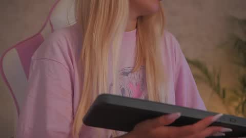 Snapshot of diamond_ava_ chatting on June 7, 2026, 9:35 am Thea online show from June 7, 2026, 9:35 am