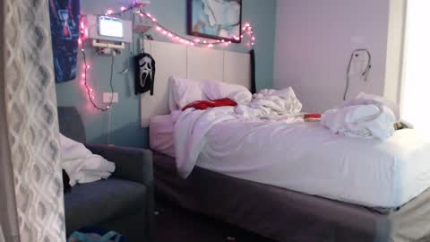 Snapshot of digitaldust666 chatting on October 5, 2025, 2:21 am Digital Dust online show from October 5, 2025, 2:21 am