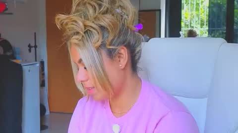 diosadeluniverso_ online show from February 12, 2026, 7:09 pm