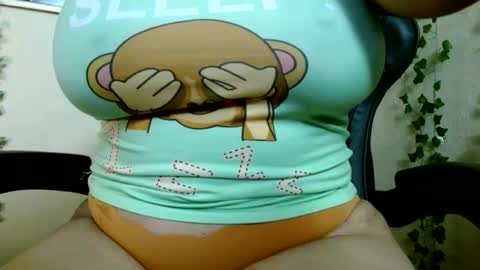 Snapshot of divadirty chatting on January 1, 2025, 8:15 pm Mari online show from January 1, 2025, 8:15 pm