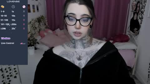 Snapshot of dixipixi_ chatting on April 4, 2026, 5:38 am dixipixi_ online show from April 4, 2026, 5:38 am