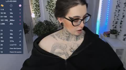 dixipixi_ online show from May 3, 2026, 5:35 am