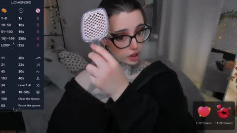 dixipixi_ online show from May 13, 2026, 5:38 am