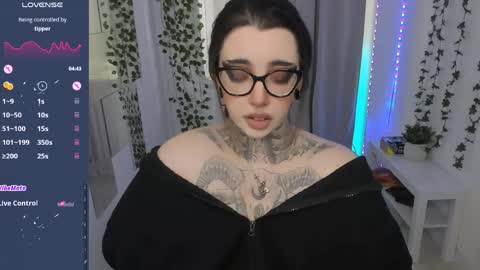 dixipixi_ online show from May 15, 2026, 5:47 am