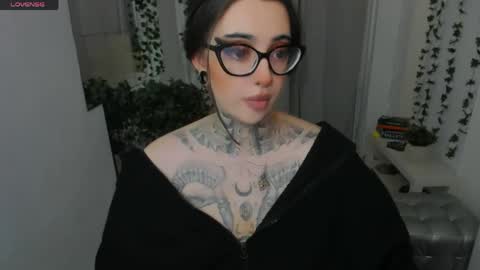 dixipixi_ online show from May 24, 2026, 5:34 am