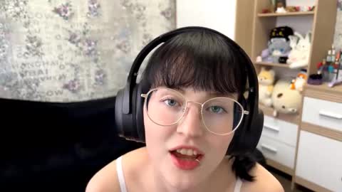 Snapshot of dodiebabikian chatting on September 9, 2025, 12:05 pm Annie PVT IS OPEN online show from September 9, 2025, 12:05 pm