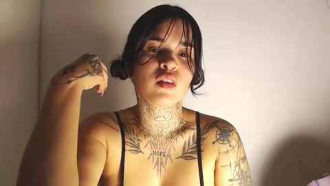 Snapshot of doll_and_thebrown chatting on December 17, 2025, 1:22 am doll_and_thebrown online show from December 17, 2025, 1:22 am