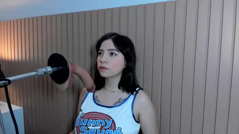 Bella  online show from December 20, 2025, 7:32 pm